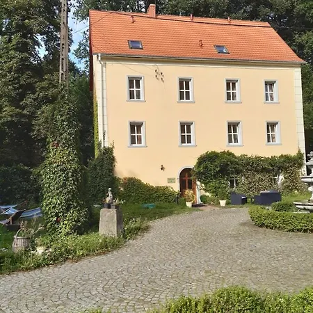 Palac Lasow Отель *