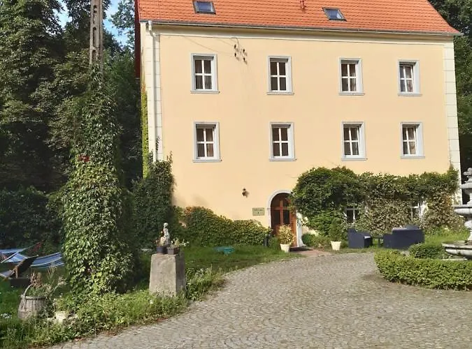 Palac Lasow Отель *